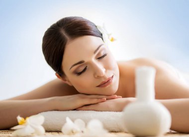 spa masaj genç ve doğal bir kadın 