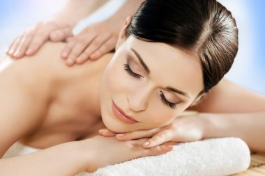 spa masaj genç ve doğal bir kadın 
