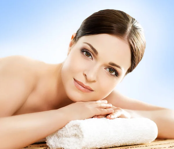 Mulher jovem e natural em massagem spa — Fotografia de Stock