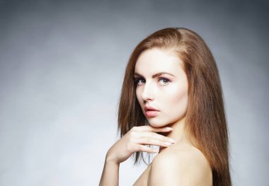 Genç ve güzel bir kadının portresi