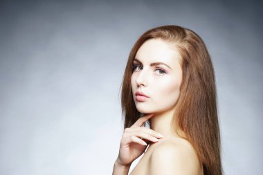 Genç ve güzel bir kadının portresi