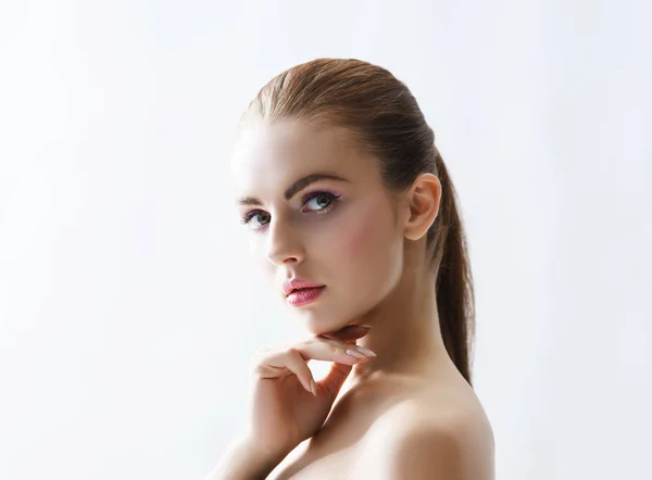 Retrato de mujer joven y hermosa — Foto de Stock