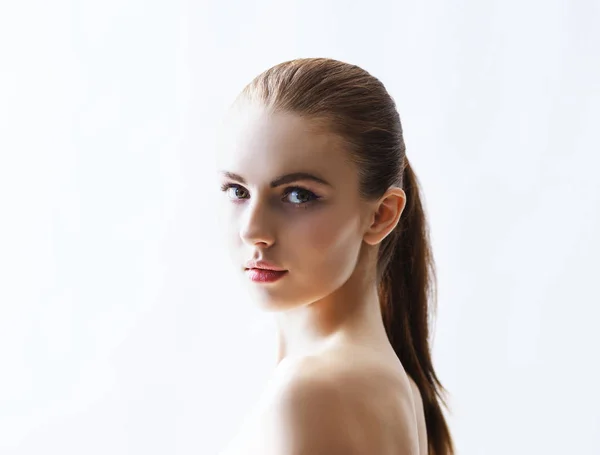 A fiatal és gyönyörű nő portréja — Stock Fotó
