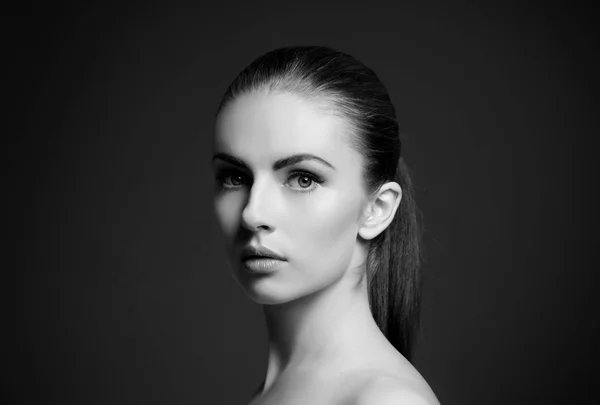 Porträtt av ung och vacker kvinna — Stockfoto