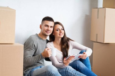 Genç çift yeni bir eve taşınıyor.