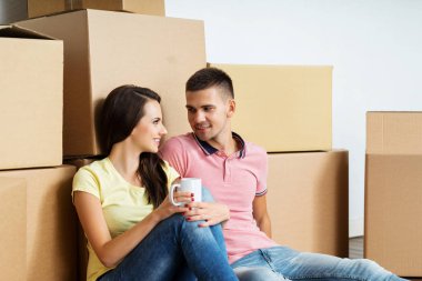 Genç çift yeni bir eve taşınıyor.