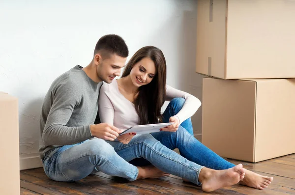 Jong stel verhuizen in een nieuw huis — Stockfoto