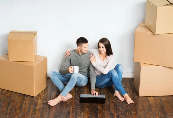 Jong stel verhuizen in een nieuw huis — Stockfoto