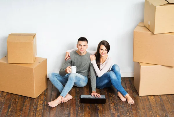 Jong stel verhuizen in een nieuw huis — Stockfoto