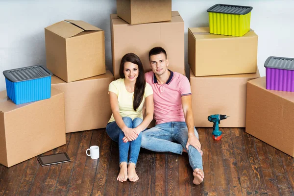 Gelukkig paar verhuizen naar nieuw huis — Stockfoto