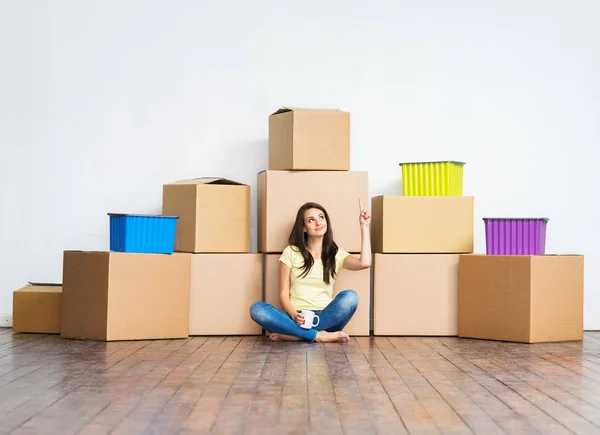 Young girl moving into a new home — Stock Photo, Image