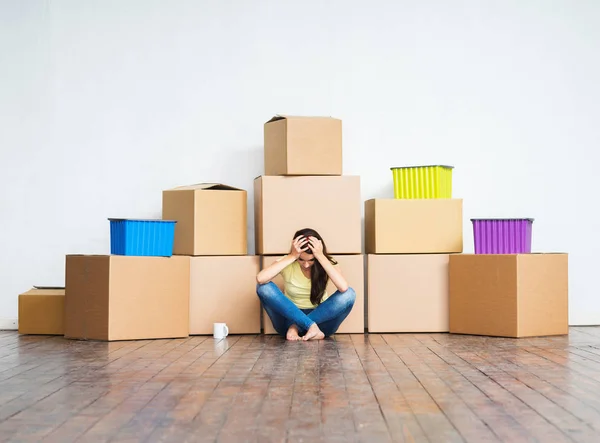 Junges Mädchen zieht in ein neues Zuhause — Stockfoto