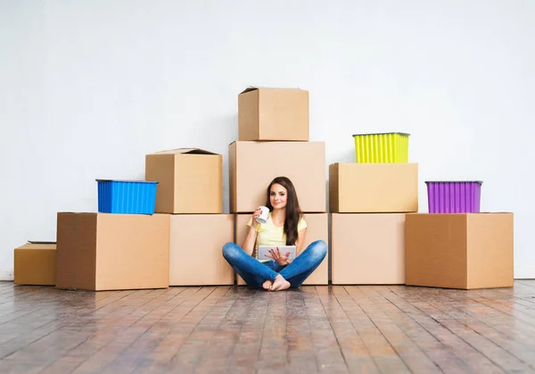 Young girl moving into a new home — Stock Photo, Image