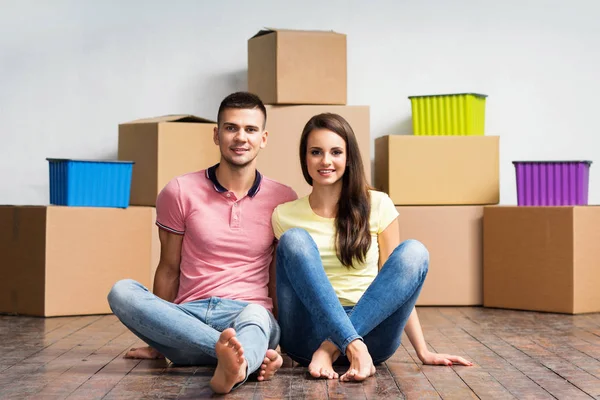 Boldog pár költözik új otthonba — Stock Fotó