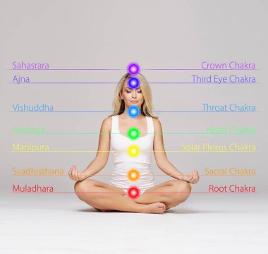 Genç kadın bir lotus konumda meditasyon