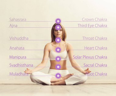 Genç kadın bir lotus konumda meditasyon