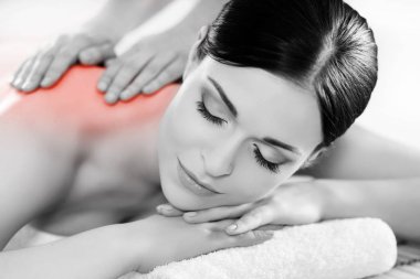 Kadın bir spa masaj rahatlatıcı