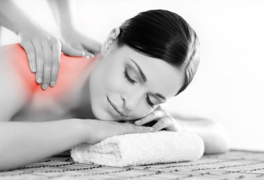 Kadın bir spa masaj rahatlatıcı