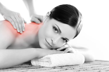 Kadın bir spa masaj rahatlatıcı