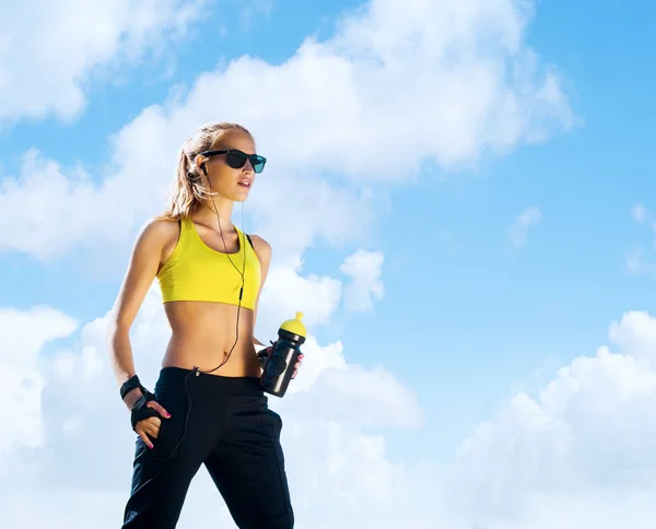 Young and sporty woman with a bottle of water — Stock Photo, Image