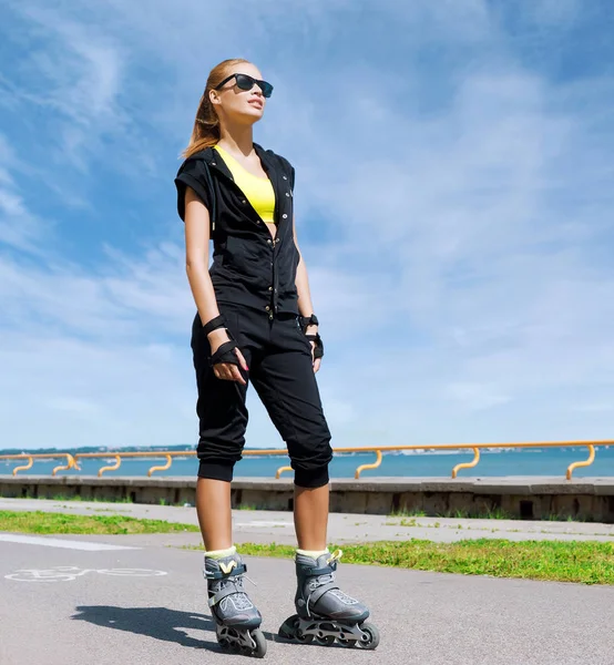 Ung och sportig kvinna inlines på skridskor — Stockfoto