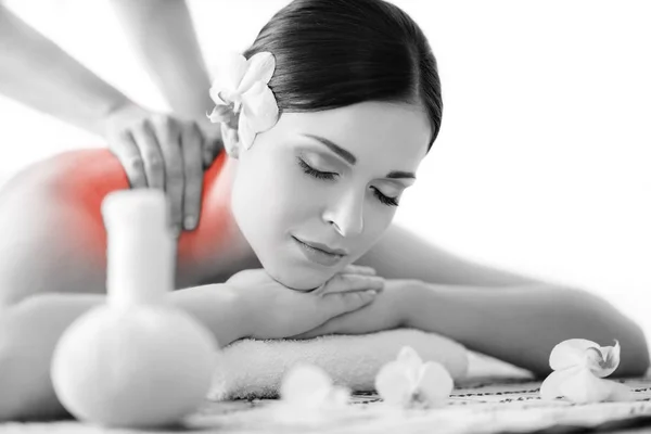 Mujer relajándose en un masaje de spa — Foto de Stock