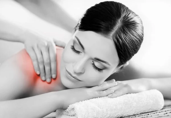 Mulher relaxante em uma massagem spa — Fotografia de Stock