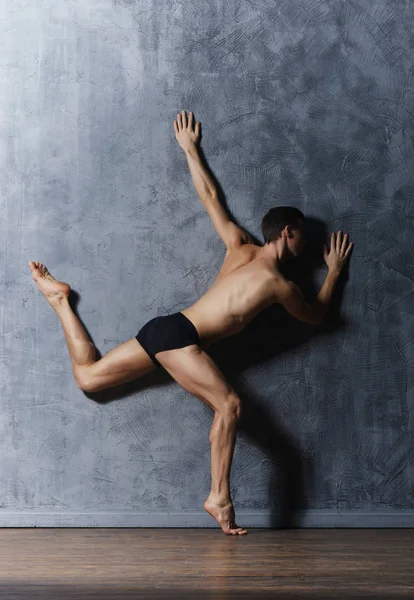 Ballerino contemporaneo in performance d'arte — Foto Stock