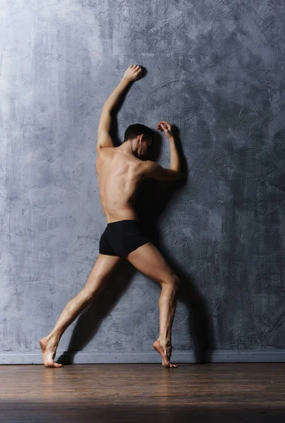 Zeitgenössischer Balletttänzer in Kunstperformance — Stockfoto