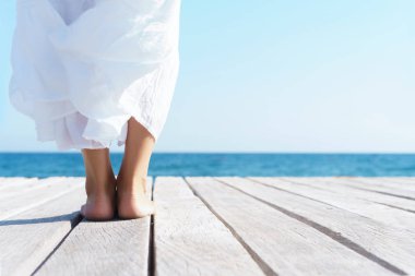 kadın ayakları ahşap iskele üzerinde 