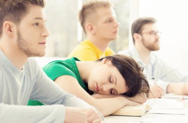 Grup dersi okuyan öğrenci