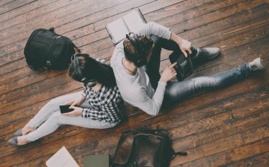 İki Teenage öğrencilerin eğitim 