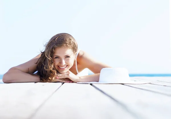 Vrouw in witte jurk op houten pier — Stockfoto