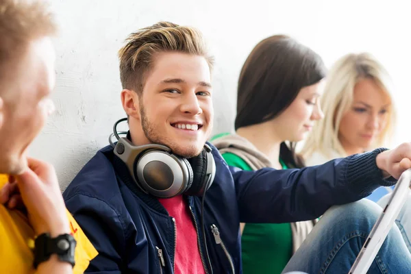 Gruppe lächelnder Studenten — Stockfoto