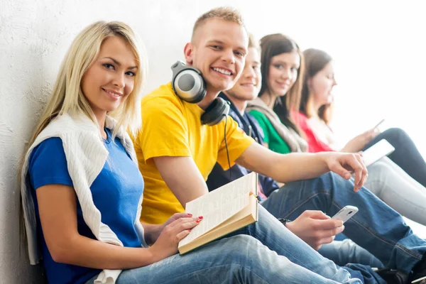 Groep lachende studenten — Stockfoto