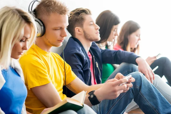 Groep lachende studenten — Stockfoto