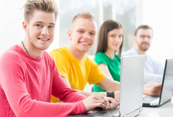 Grupo de estudiantes en la clase de informática y programación — Foto de Stock