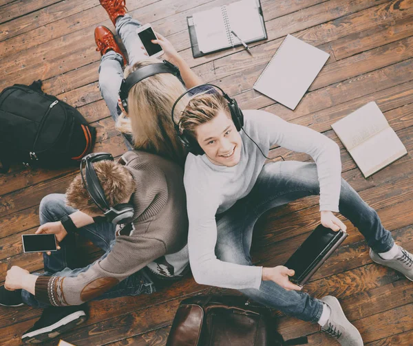 Εφηβική φοιτητές που σπουδάζουν στο πάτωμα — Φωτογραφία Αρχείου