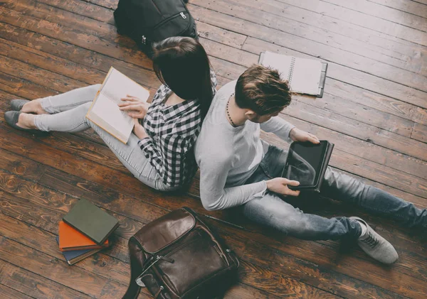 Two Teenage students studying — Stock Photo, Image