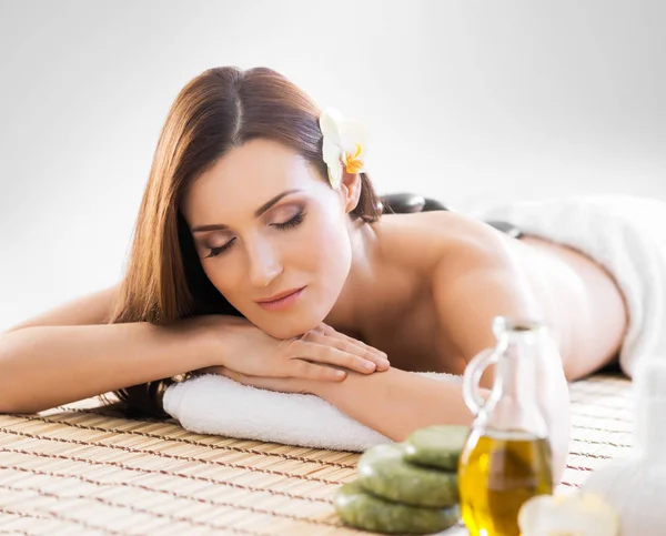 Giovane e naturale donna su massaggio spa — Foto Stock