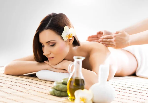 Mujer joven y natural en masaje de spa —  Fotos de Stock