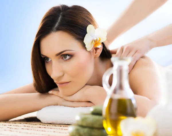 Giovane e naturale donna su massaggio spa — Foto Stock