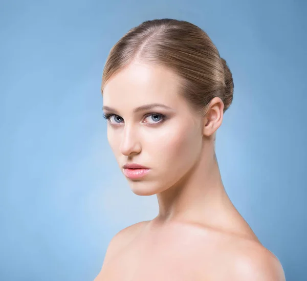 Portrét mladé blond ženy s lehký make-up — Stock fotografie
