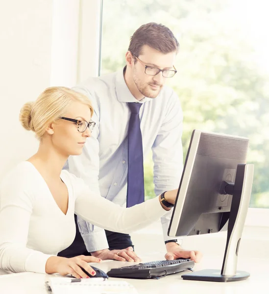 Jeunes travaillant dans un bureau moderne — Photo