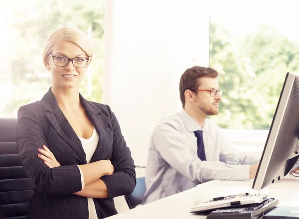 Jeunes travaillant dans un bureau moderne — Photo