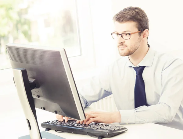 Empresario en el trabajo en oficina — Foto de Stock