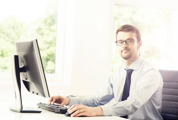 Empresario en el trabajo en oficina — Foto de Stock