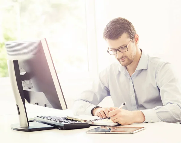 Empresario en el trabajo en oficina — Foto de Stock