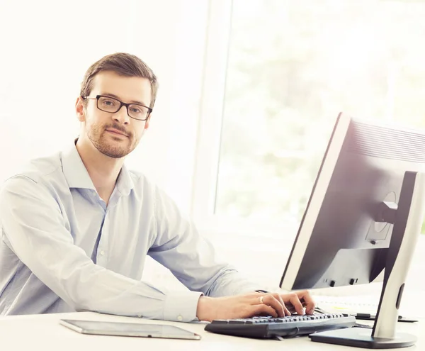 Empresario en el trabajo en oficina — Foto de Stock