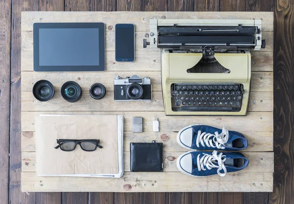 Equipamento jornalístico na velha mesa de madeira — Fotografia de Stock